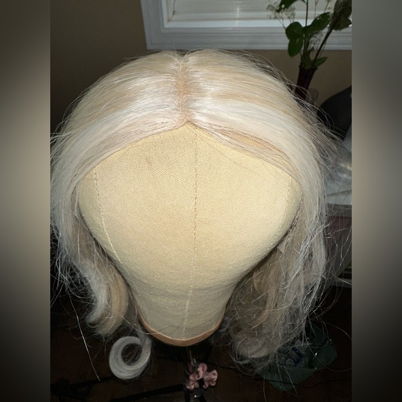 🤍FINAL SALE🤍 Blonde 24” Zeelle Synthetic Wig - Picture 5 of 7